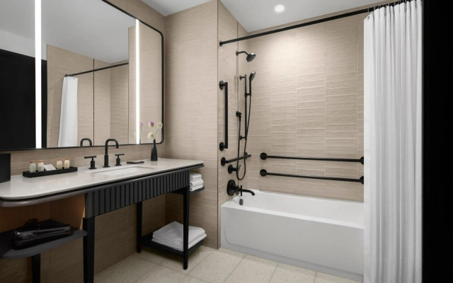 Renaissance Milwaukee West Hotel