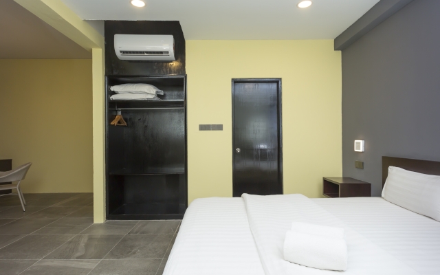 OYO 89619 De Choice Hotel