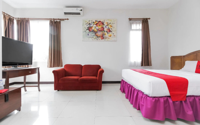 RedDoorz Near Trans Studio Mall 3