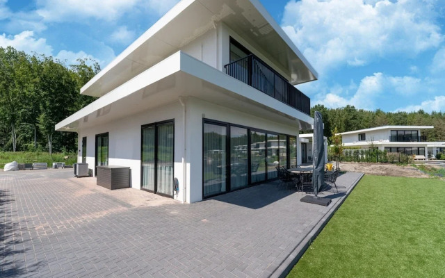 16p Spacious Villa on the Water in Zeewolde