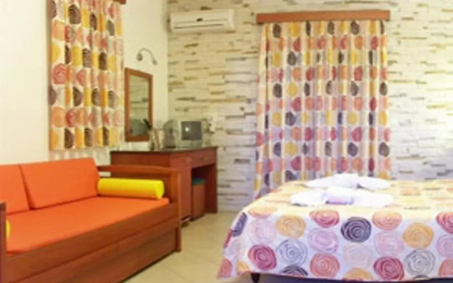 Plaka Hotel II