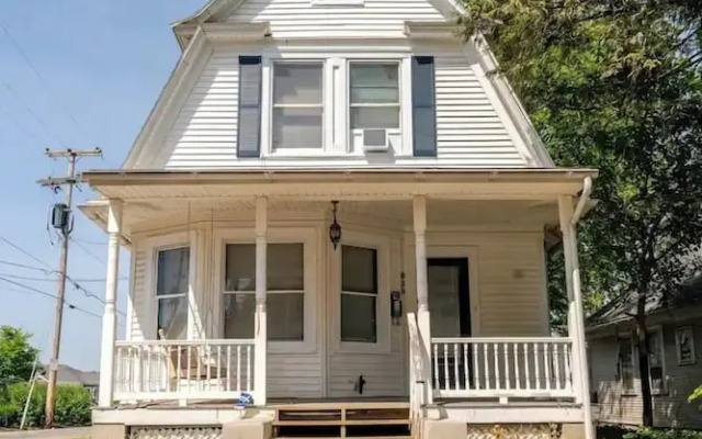 The Carew House Sleeps 10 Fenced 4BR Full Kitchen Steps2 YCP