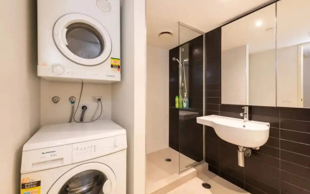 Well Located 1bed Unit in Near Albert Park w/ Gym!