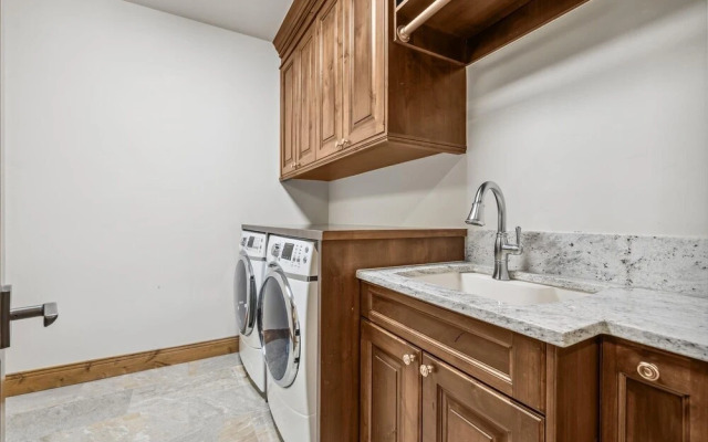 Northwoods 5 Bedroom Home by RedAwning