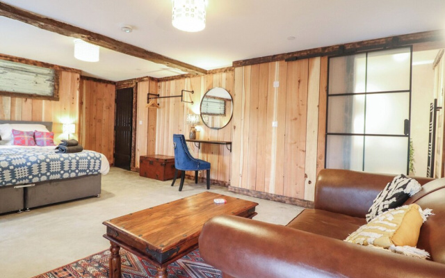 Godre'r Gyrn, Plas Moelfre Hall Barns