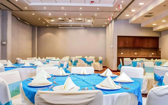 Quality Inn Monterrey La Fe