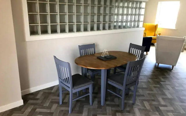 Stylish 3 Bed Apartment with Lough Atalia Views