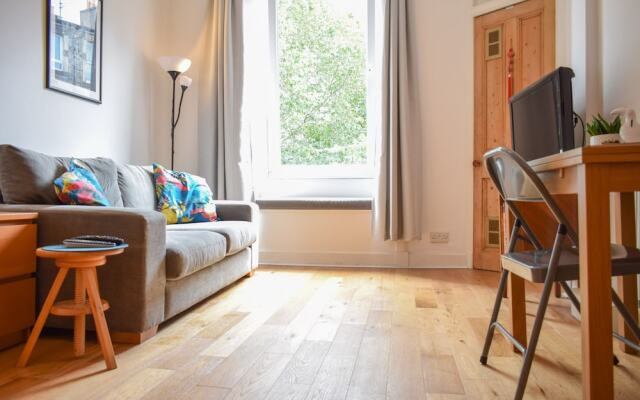 1 Bedroom Apartment in Traditional Edinburgh Tenement