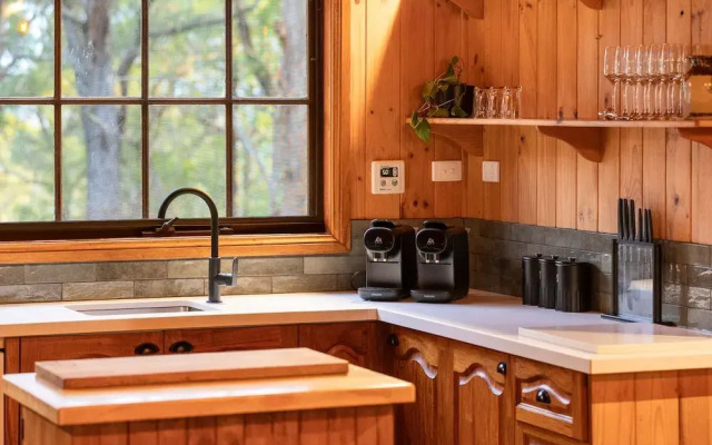 Onyx Retreat Healesville Luxury Lodge x Hot Tub