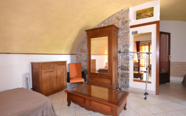 Amazing apartment in Lanas with large garden