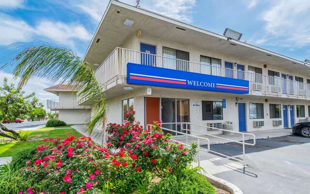 Motel 6 Bakersfield, CA - Airport