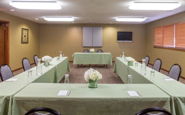 Cloverleaf Suites Kansas City - Overland Park