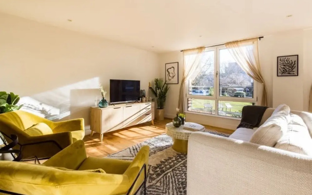 The Crystal Quarters - Modern & Bright 2BDR Apartment