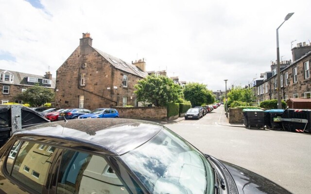 Cute Private Door 2 Bed Apartment on Easter Road