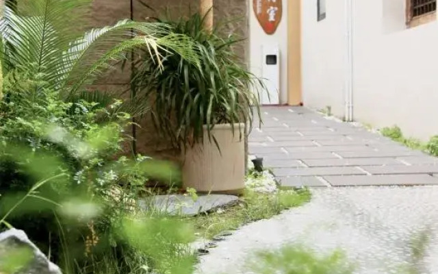 Luoyi Ancient City Flute House Homestay