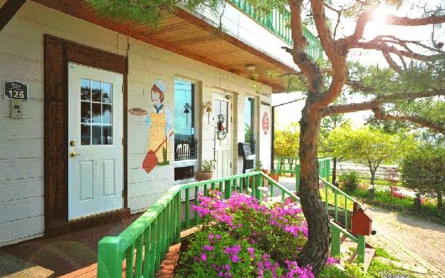 Yangyang Santa Hill Pension