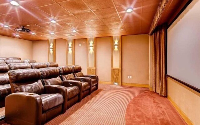 Luxury 3 Bedroom Breckenridge Vacation Rental with Mountain Views Steps from Historic Main Street