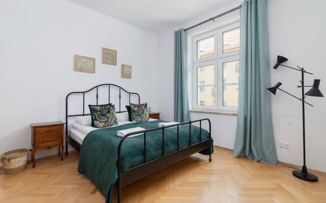 Retro Apartment Cracow Center by Renters