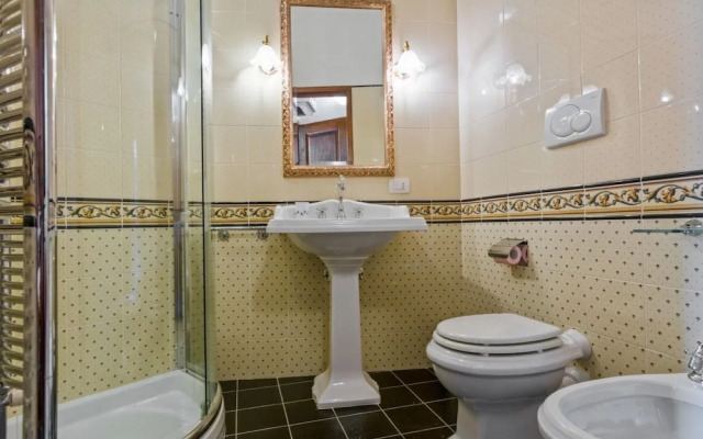 GuestHost - Duomo View Anna's Apartment