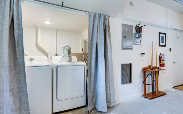 Game Room w/ Pool Table! Downtown Mobile Condo