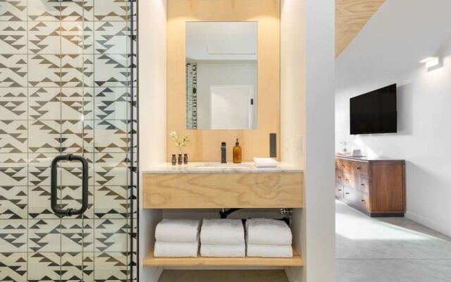 Blackhaus Suites by AvantStay – Modern Comfort in Downtown Palm Springs