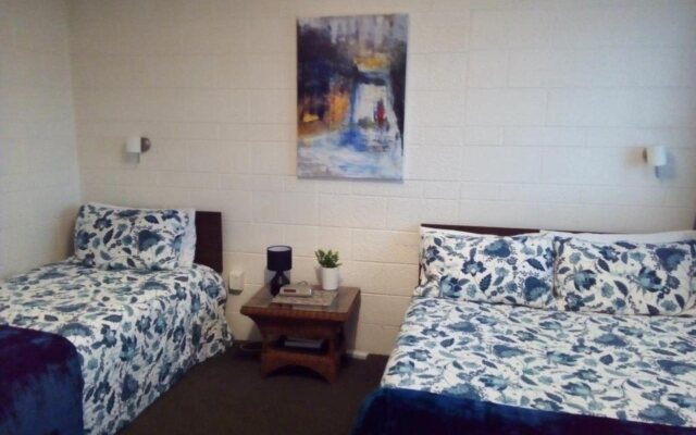 Redwood Lodge Motel