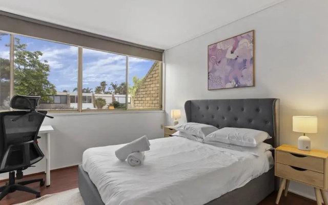Spacious 3-bed Townhouse With Courtyard