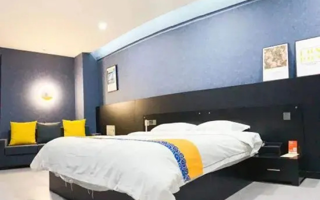 Xi'an Jiushe E-sports Cinema Designer Apartment