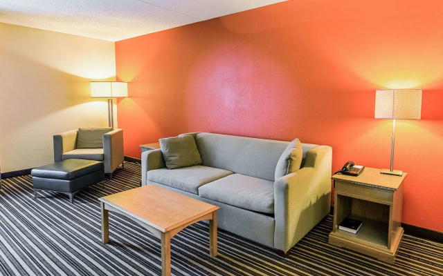Econo Lodge Inn & Suites Norton - Wise South