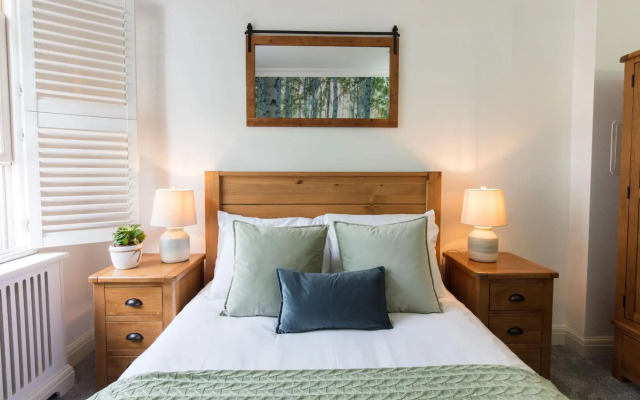 Spacious 4-bedroom mews house with private garage