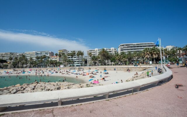 Art Deco Apartment terrace by Weekome