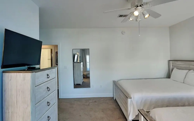 Pavilion Palms #103b