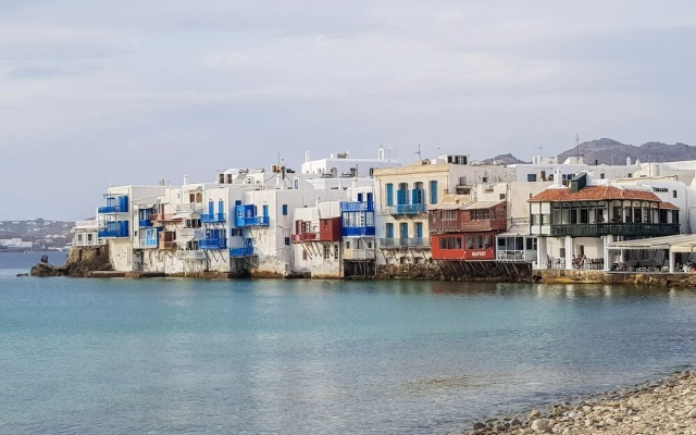 aniko suites Chora