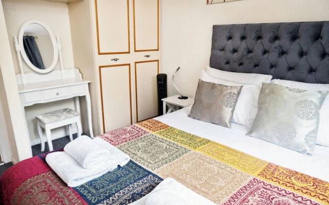 2 Bed Flat - Sleeps 4 - Parking - Wifi