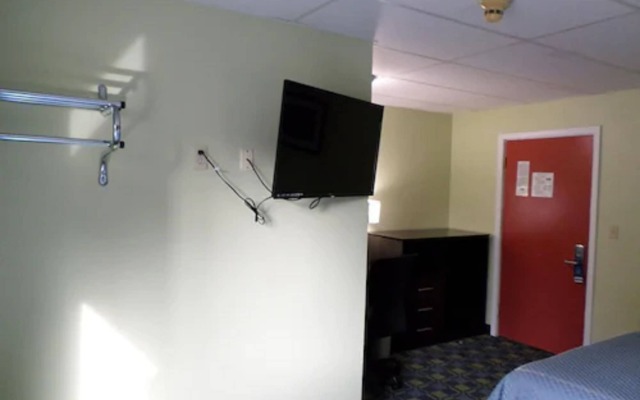 Travelodge by Wyndham Cleveland Lakewood