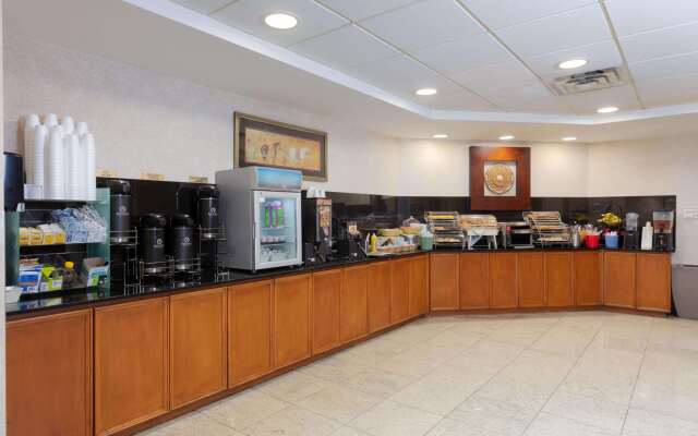 La Quinta Inn & Suites by Wyndham Garden City