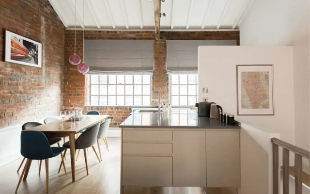 The Warehouse Loft - Trendy Converted Warehouse 3bdr