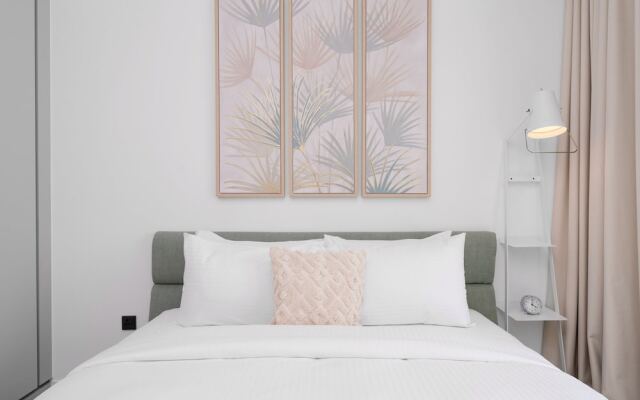 Maison Privee - Deluxe 3BR Apt w/ Dubai Marina View and Beach Access