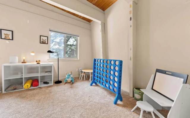 Tahoe City Retreat For 8!