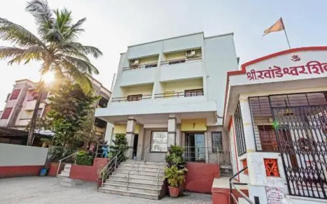 Oyo 24889 Prabhat Plaza