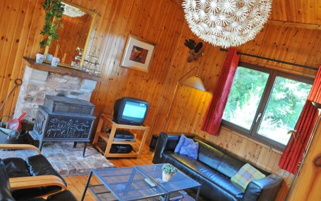 Cosy Chalet With Large Garden and Playground, Located at the Edge of the Forest