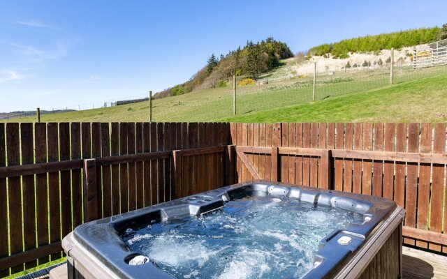 Woodpecker Lodge With Hot Tub Near Cupar, Fife