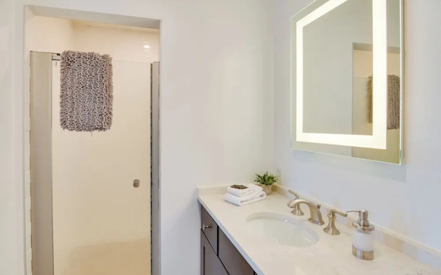 Walk to Bowen's Wharf: Condo in Dtwn Newport