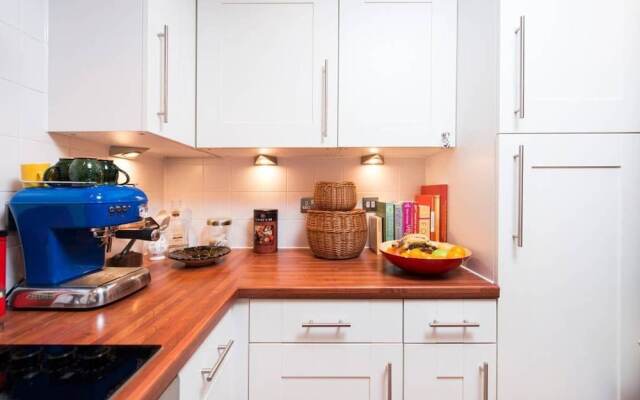 Homely 1 Bedroom Canal Side Flat with Balcony