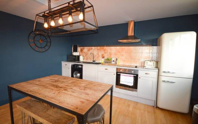 Contemporary 2 Bedroom Midland Mews Apartment