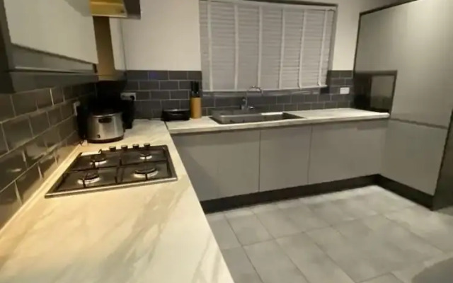 Charming 3-bed Apartment in London