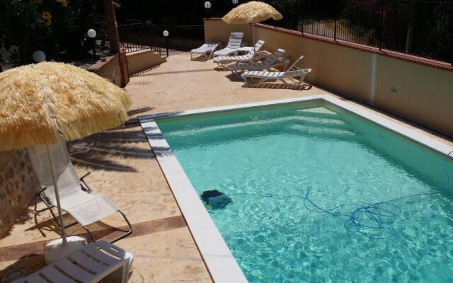 Villa del Golfo Urio with swimming pool shared by the two apartments