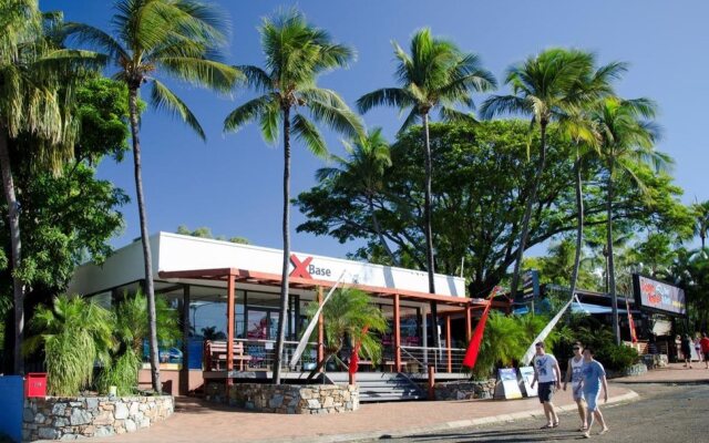 Base Airlie Beach Resort - Hostel