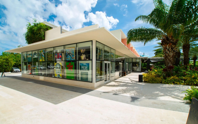 Modern 1BR Apt w Rooftop Pool Onsite Amenities