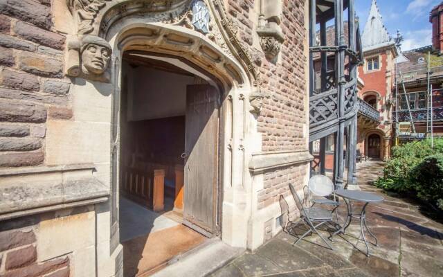 Elegant 1 Bedroom Flat With Period Features in Bristol